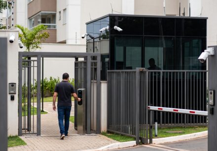 Decisão do STJ sobre furto em condomínio alerta síndicos para falhas na portaria. Especialista explica como integrar tecnologia e controle de acesso.