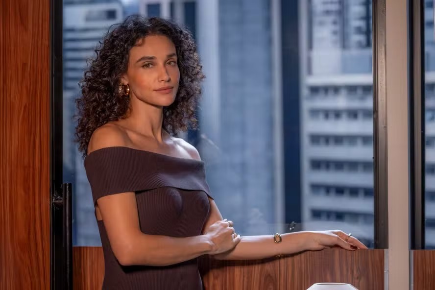 Débora Nascimento viverá a advogada Delfina em “Lá na minha terra”