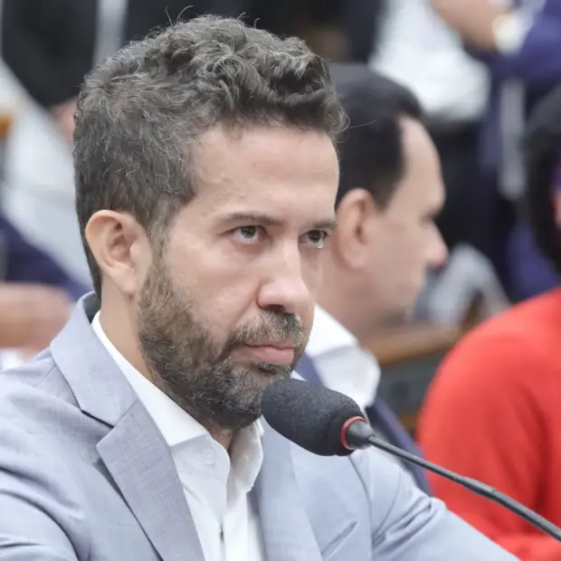Segundo as informações do texto, o deputado federal André Janones foi internado na UTI do Hospital Vila Nova Star, em São Paulo, após um episódio de arritmia cardíaca.