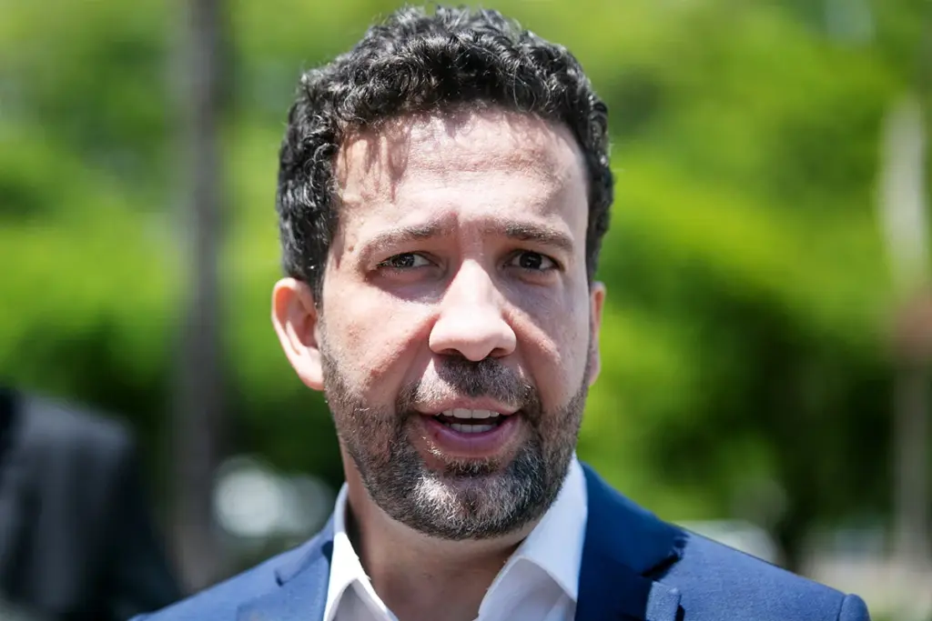 André Janones estaria clinicamente estável e sob acompanhamento médico, com monitorização cardíaca contínua.