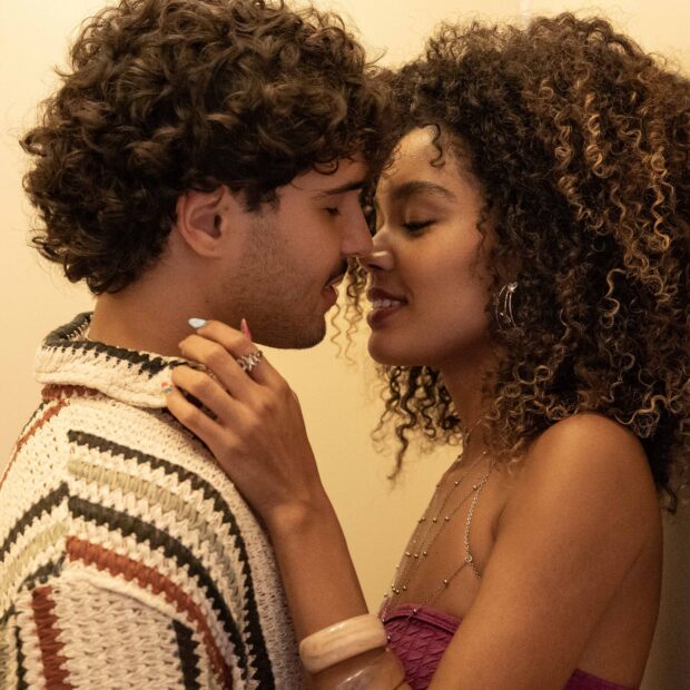 Suelen (Bia Santana) e Maike (Igor Jansen) vão trocar o primeiro beijo nos próximos capítulos de Por Você, novela das sete da Globo - Globo