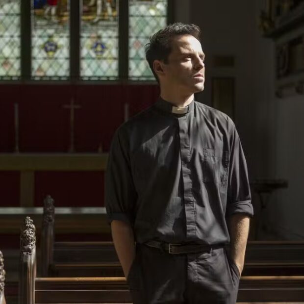 Andrew Scott vive o Padre Gato na série Fleabag