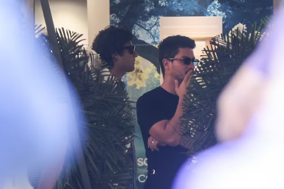 Arthur Aguiar, Mel Fronckowiak, Micael Borges, Chay Suede e Sophia Abrahão enviaram uma coroa de flores