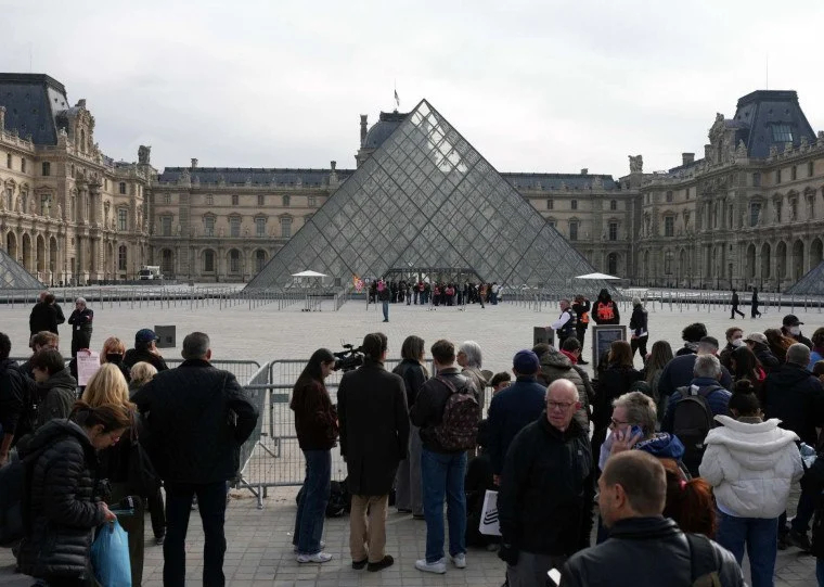 protestos fecham louvre