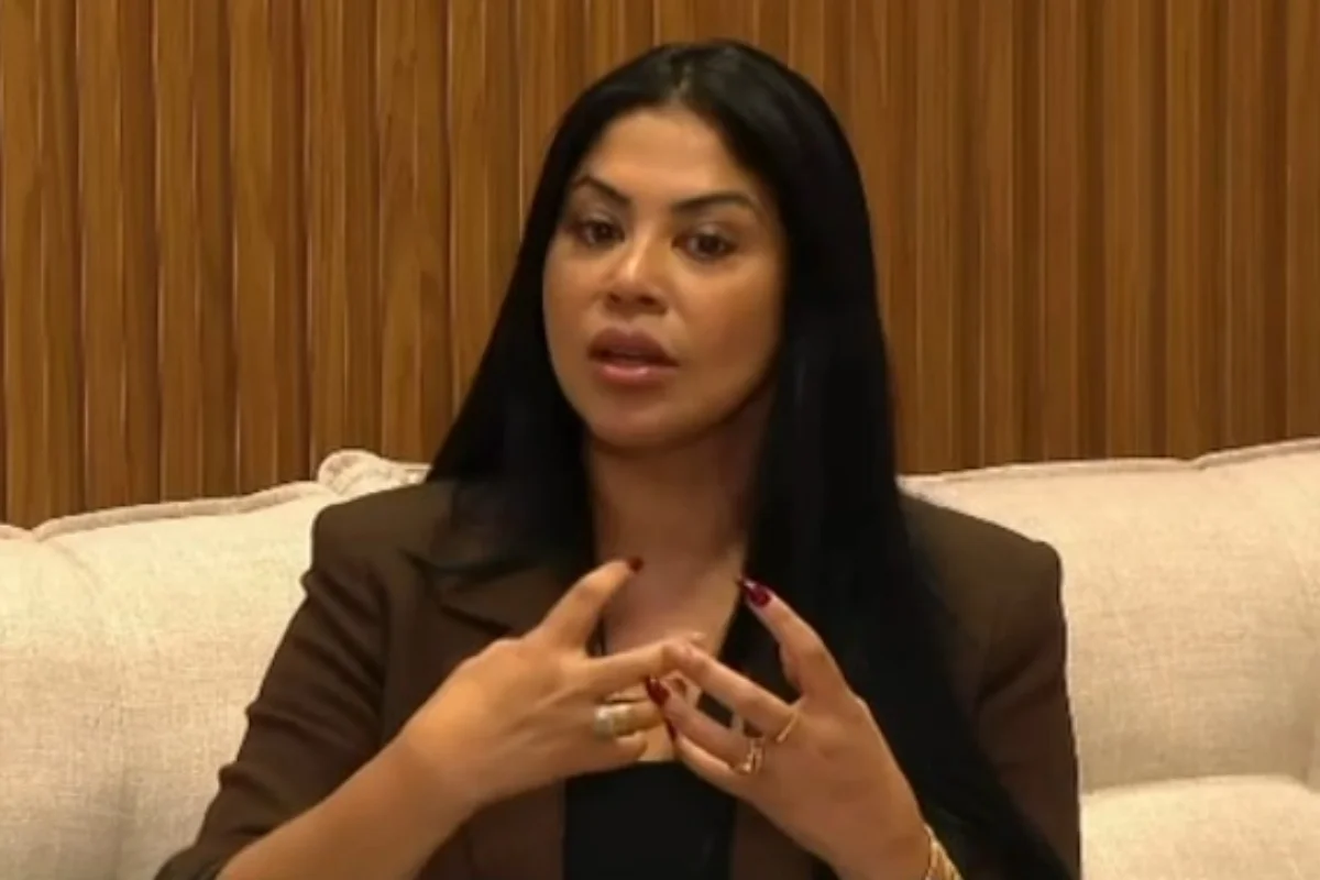 Gisele Nascimento afirmou ao RJ2 que foi agredida durante uma discussão familiar e que o filho tentou defendê-la.