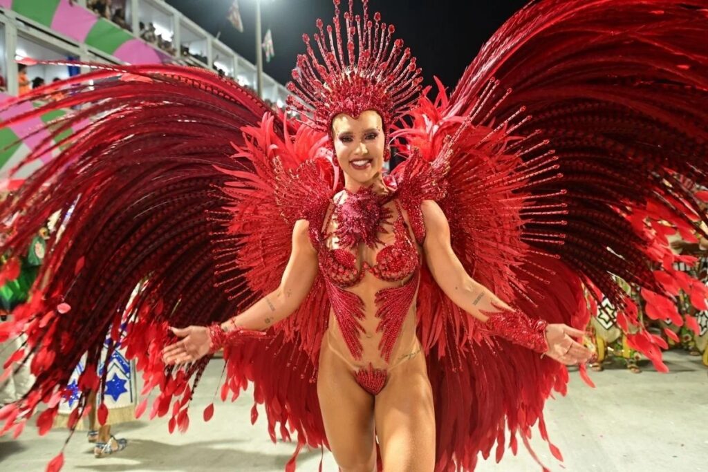 A influenciadora ocupou o posto de rainha de bateria da escola de samba