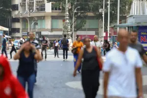 pessoas caminhando