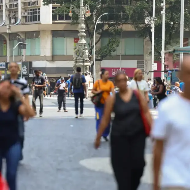 pessoas caminhando