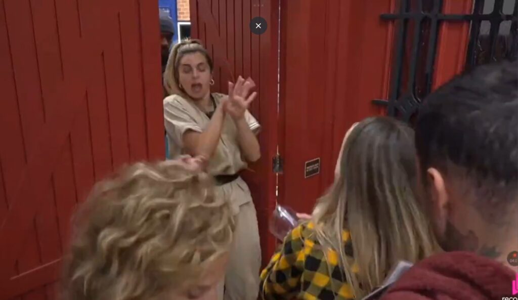 Mônica tentou impedir a entrada da rival no quarto do reality