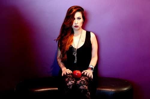 Cantora disse que não se manifesta apenas para atender cobranças externas 
