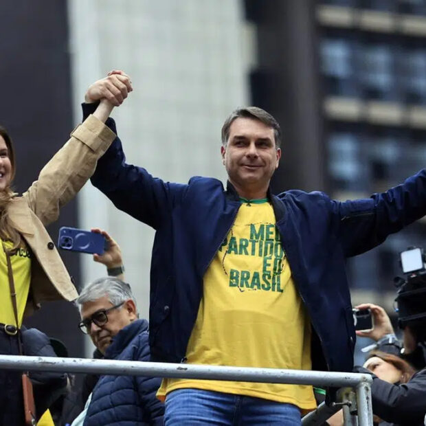 flavio bolsonaro em campanha eleitoral
