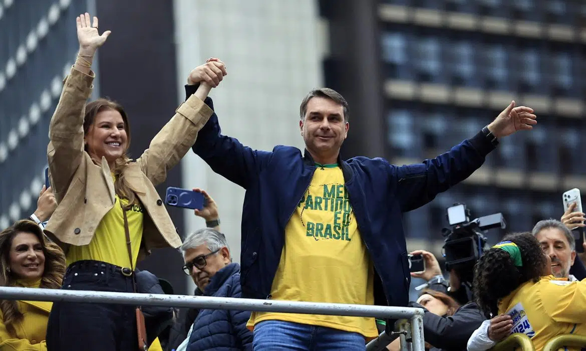 flavio bolsonaro em campanha eleitoral