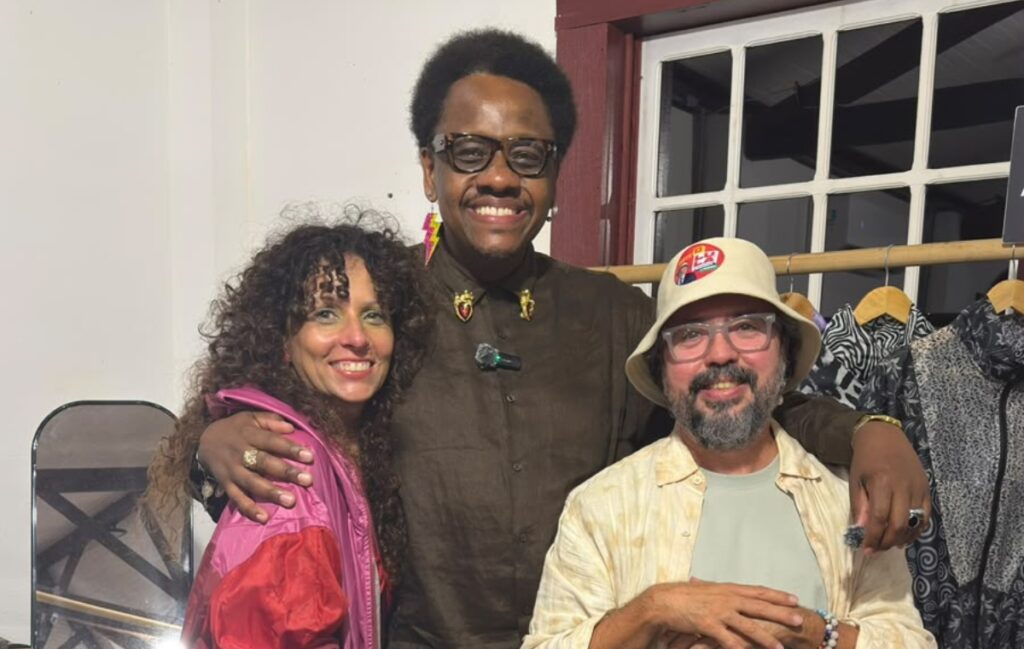 Benedito Procópio ao lado de Thaís Losso, estilista e diretora criativa, e Jackson Araújo, jornalista e diretor criativo da Trama Afetiva, iniciativa que une design, sustentabilidade e saberes artesanais.