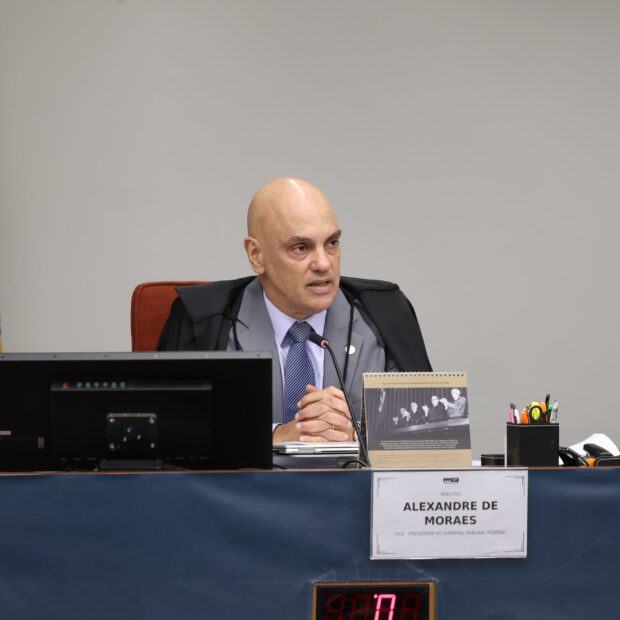O ministro Alexandre de Moraes sentado à mesa durante uma sessão no Supremo Tribunal Federal.