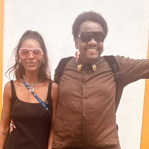 Benedito Procópio ao lado de Luanda Vieira, jornalista especializada em moda, beleza e comportamento, com passagens por publicações como Glamour e Vogue Brasil.