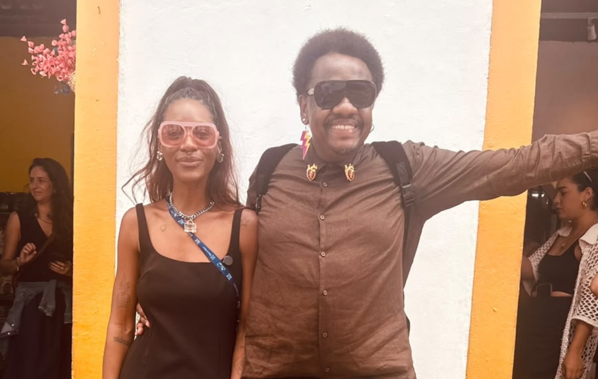 Benedito Procópio ao lado de Luanda Vieira, jornalista especializada em moda, beleza e comportamento, com passagens por publicações como Glamour e Vogue Brasil.