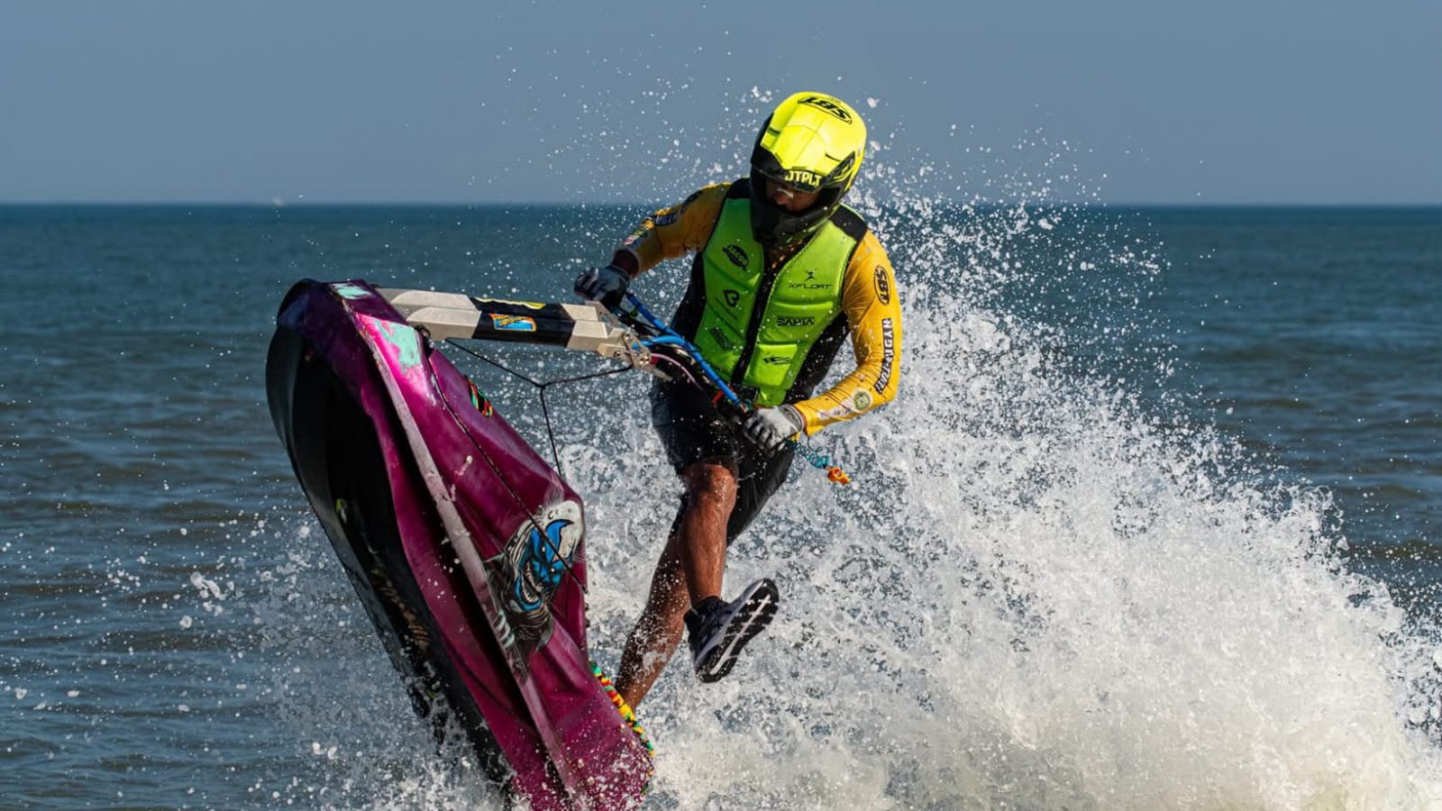 Bruno Jacob vence competição em Virginia Beach, fatura seu segundo título mundial de freeride motosurf e lidera o circuito internacional de jet ski.