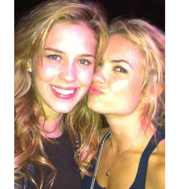 Sophia Abrahão e Lua Blanco dividiram gravações na Record e apresentações musicais com a banda Rebeldes.