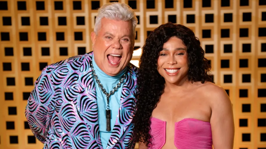 Durante participação no programa da Blogueirinha, o carnavalesco relembrou uma suposta fala de Pabllo Vittar que depois reconheceu não ser verdadeira.
