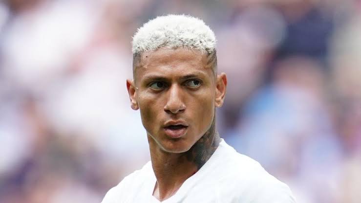Richarlison também pediu esclarecimentos sobre uma suposta promessa de devolução da área e a reconstrução de uma casa que afirma ter sido demolida.