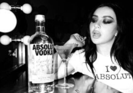 Charli XCX firmou uma parceria global de dois anos com a Absolut Vodka, envolvendo lançamentos especiais e experiências para os fãs