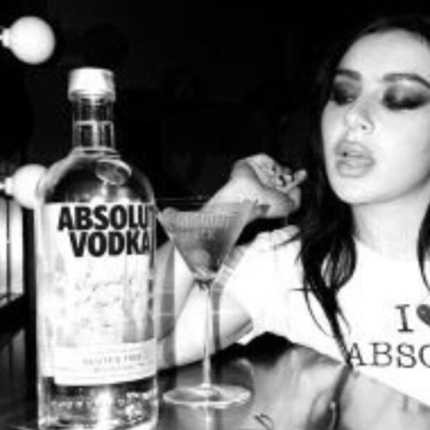 Charli XCX firmou uma parceria global de dois anos com a Absolut Vodka, envolvendo lançamentos especiais e experiências para os fãs