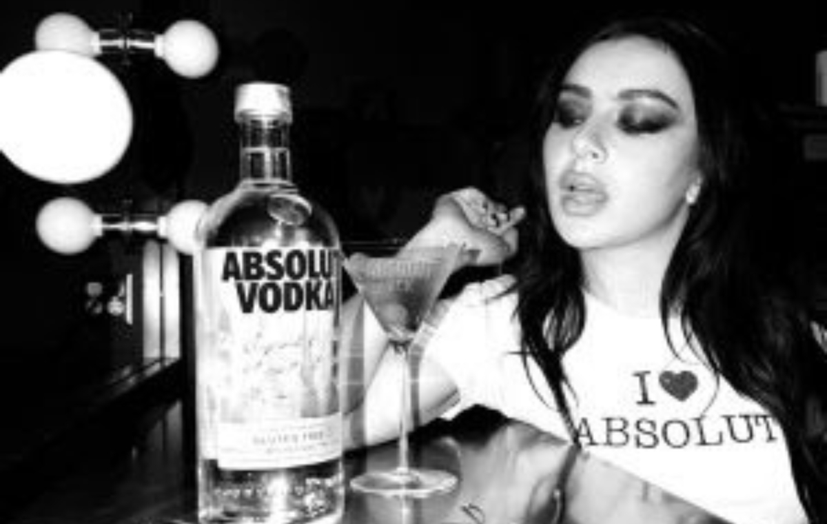 Charli XCX firmou uma parceria global de dois anos com a Absolut Vodka, envolvendo lançamentos especiais e experiências para os fãs