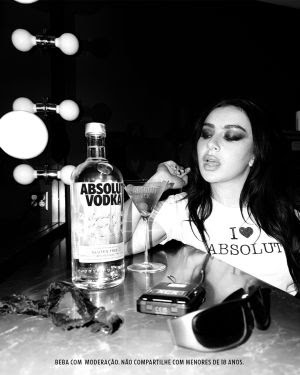 A colaboração entre Absolut e Charli XCX começou a ganhar visibilidade durante apresentações da cantora em Los Angeles.