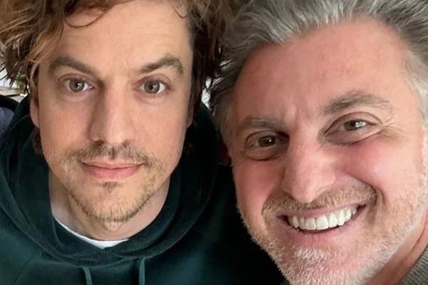 O cineasta é irmão de Luciano Huck por parte de mãe