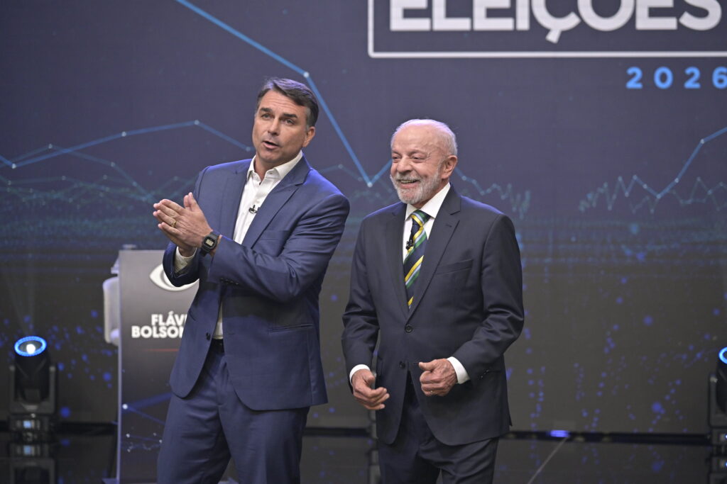 O SBT informou que o espaço permanece aberto para Flávio Bolsonaro, apesar da ausência do candidato.