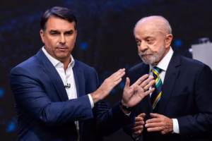 Flávio Bolsonaro não compareceu à gravação da sabatina presidencial do SBT, prevista para quarta-feira (21).