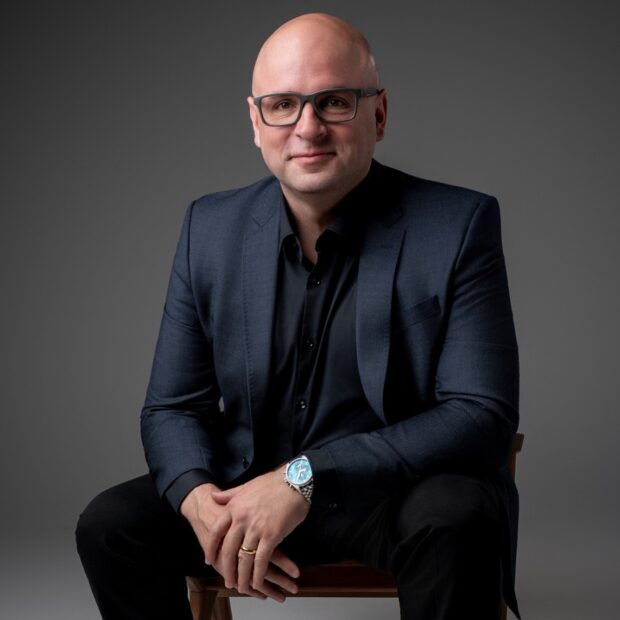 Elemar Jr., CEO da eximia.co, analisa a engenharia das urnas eletrônicas brasileiras, detalha a cadeia de custódia e afasta teses infundadas sobre fraudes.