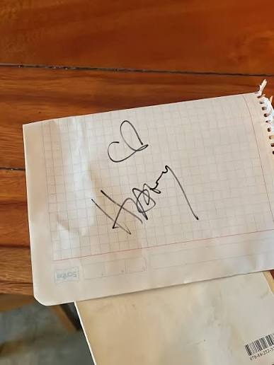 O homem abordou o artista com caneta e objetos que seriam assinados