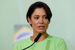 Michelle Bolsonaro é apontada como ausente dos palanques de Flávio Bolsonaro na reta final da disputa eleitoral.