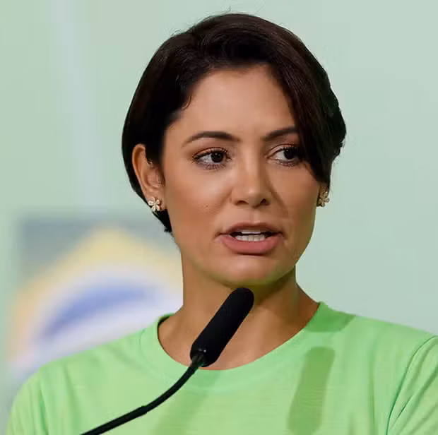 Michelle Bolsonaro é apontada como ausente dos palanques de Flávio Bolsonaro na reta final da disputa eleitoral.