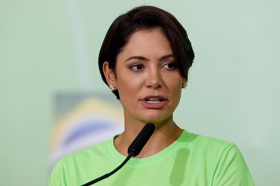 Michelle Bolsonaro é apontada como ausente dos palanques de Flávio Bolsonaro na reta final da disputa eleitoral.