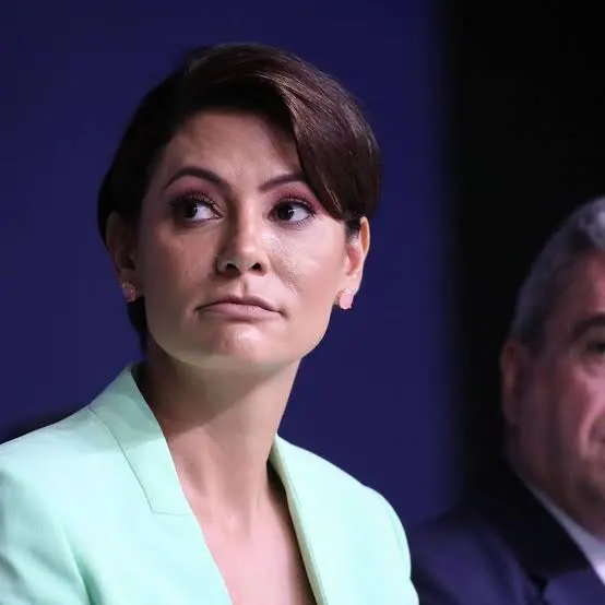 Flávio Bolsonaro chega aos últimos dias da campanha em meio a especulações sobre a participação de Michelle nos atos políticos.