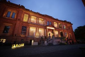 Bvlgari reúne celebridades na Pinacoteca de São Paulo para celebrar parceria com a instituição cultural.