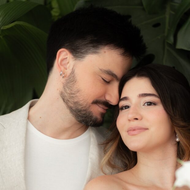 Felipe Neto e Juliane Carvalho celebram a união em uma cerimônia intimista, conforme as imagens descritas na publicação. - Débora Santiago