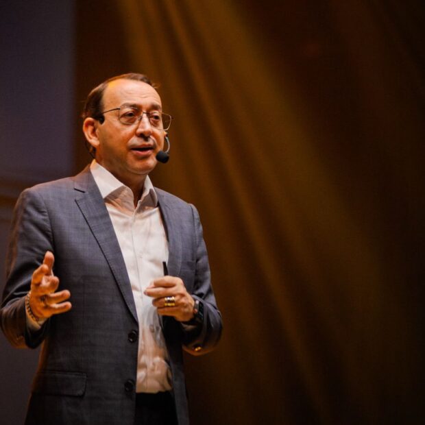 José Roberto Marques alcança o TOP 10 do Prêmio iBest de Desenvolvimento Pessoal e expande a Psicologia Marquesiana com pesquisas científicas e filantropia.