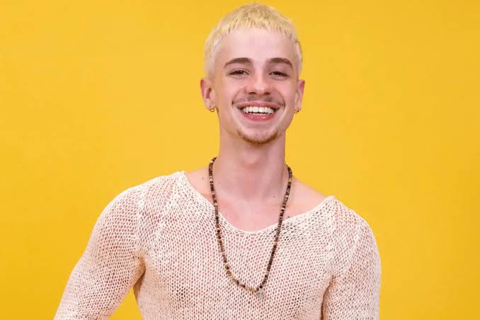 O dançarino Juliano Floss contou que foi reconhecido por sua participação no BBB durante a entrevista no consulado.