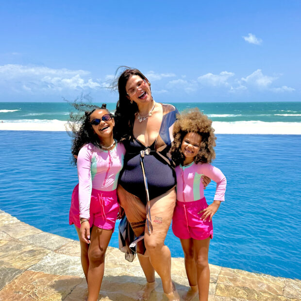 Thaís Carla prolongou as comemorações de seus 35 anos com uma viagem ao Ceará ao lado das filhas.