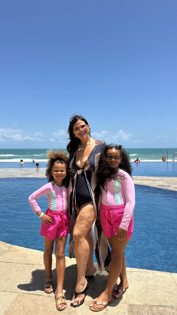 Maria e Eva acompanharam a mãe, Thaís Carla, durante dias de diversão no Beach Park, em Aquiraz.