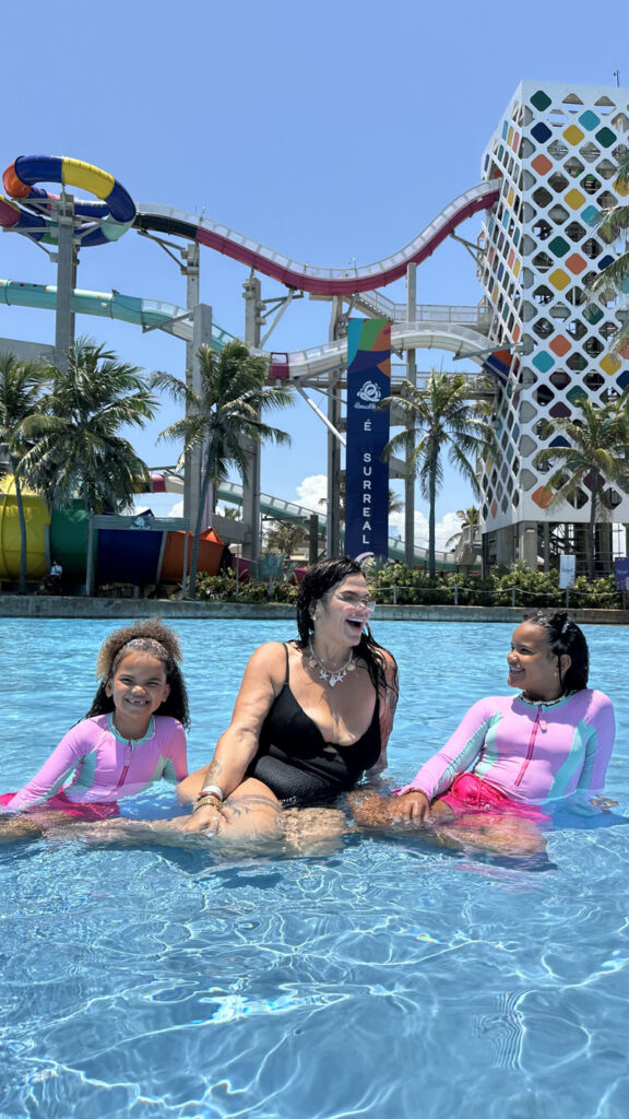 A influenciadora Thaís Carla aproveitou as atrações do parque aquático após celebrar seu aniversário em 15 de outubro.