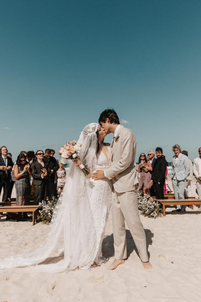 O casamento de Jack Xander e Jade reuniu cerca de 50 convidados em uma cerimônia intimista à beira-mar - Créditos: Trentini Fotografias. 