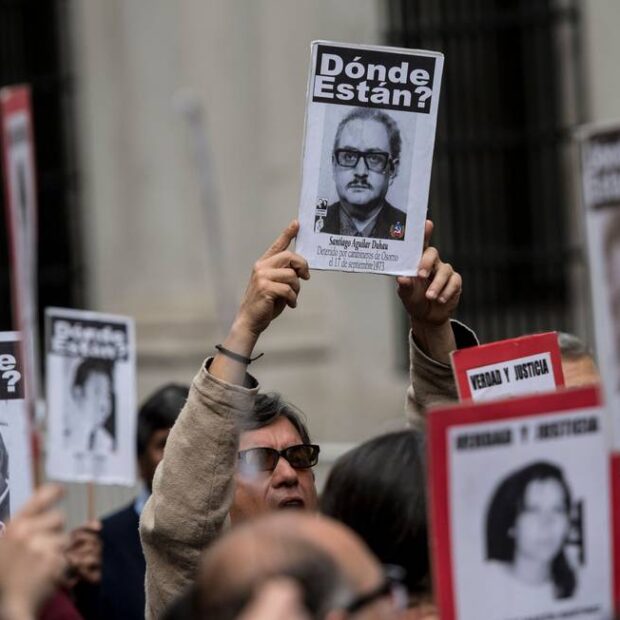 78808327 activists of chilean human rights organization detained and disappeared people hold por