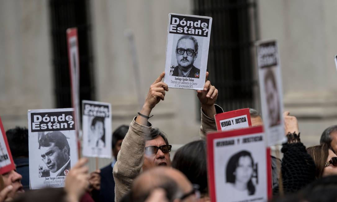 78808327 activists of chilean human rights organization detained and disappeared people hold por