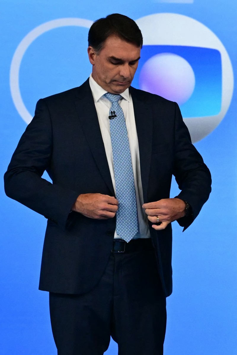 Em debate, Flávio Bolsonaro não responde a Lula sobre “bolsa-farelo”