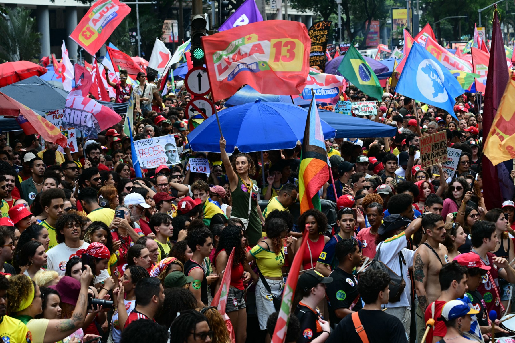 Apoiadores de Lula reagem a ataque de Flávio Bolsonaro sobre nove dedos durante caminhada no Rio