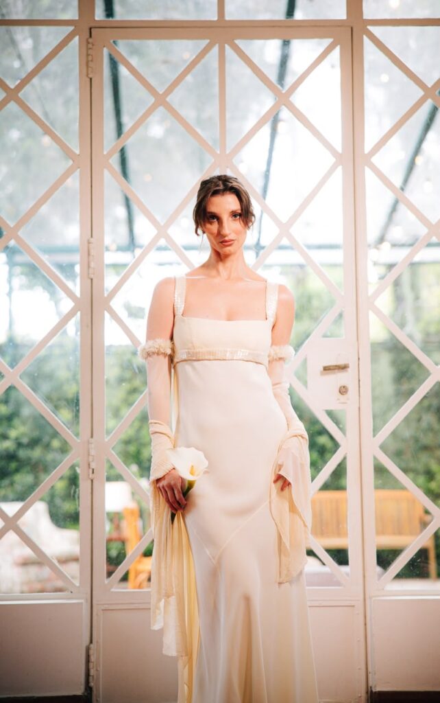 A influenciadora Gabie Fernandes escolheu uma criação de 1998 para celebrar seu casamento em São Paulo -  Lali Moss